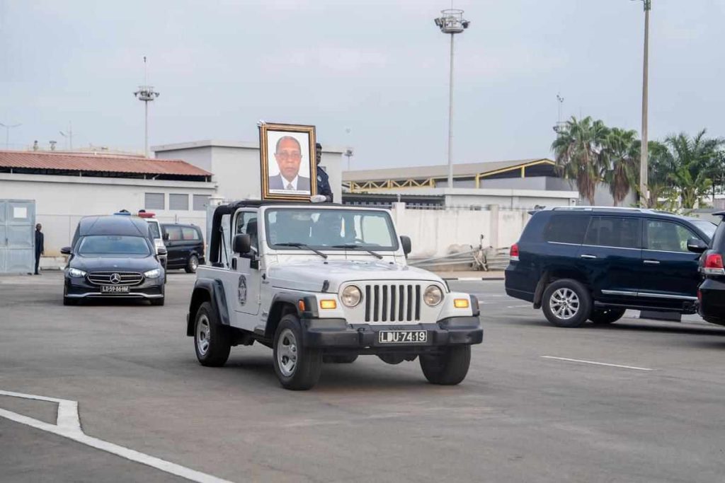 Restos mortais de França VanDúnem já em Angola Correio da Kianda